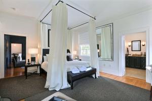 Ліжко або ліжка в номері Romancing The Jones +26 фото