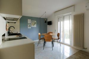 uma cozinha e sala de jantar com mesa e cadeiras em Bed & Breakfast L'Albero Maestro em Borgofranco dʼIvrea