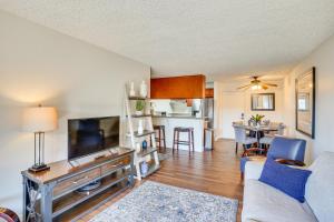 Η κουζίνα ή μικρή κουζίνα στο Steps to CSULB Cozy Condo with Pool Access!