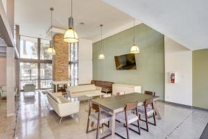 Χώρος καθιστικού στο Steps to CSULB Cozy Condo with Pool Access!