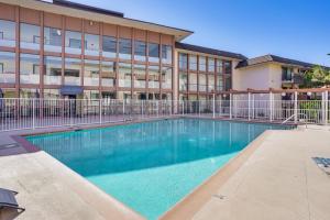 Πισίνα στο ή κοντά στο Steps to CSULB Cozy Condo with Pool Access!