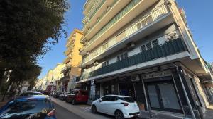 een witte auto geparkeerd voor een gebouw bij Cielo Sereno in Napels