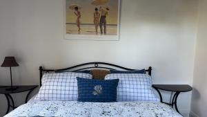 トラフェミュンデにあるKapitänshausのベッド(青い枕付)