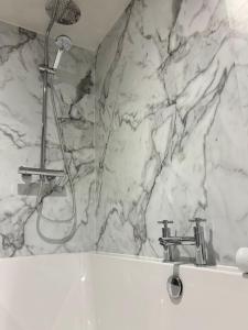 Ένα μπάνιο στο Bay View