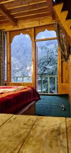 Nespecifikovaný výhled na hory nebo výhled na hory při pohledu z penzionu