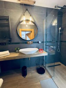 Un baño con lavabo, espejo y ducha. en Bystre DOMKI, en Nowe Bystre 29 fotos más