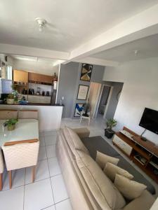 un salon avec un canapé et une table dans l'établissement Alugo em Porto de Galinhas, à Porto de Galinhas