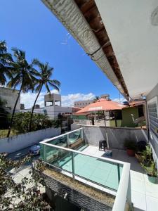 une vue d'une maison avec piscine dans l'établissement Alugo em Porto de Galinhas, à Porto de Galinhas