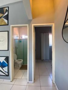 une salle de bains avec toilettes et lavabo dans l'établissement Alugo em Porto de Galinhas, à Porto de Galinhas