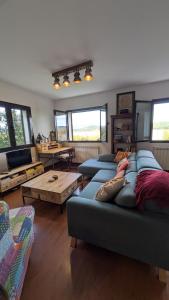 Posezení v ubytování La Casa del Lago con vistas a las Montañas