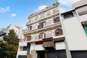 un alto edificio bianco con balconi di Hotel O Gol Bagicha Near Railway Station a Gaya