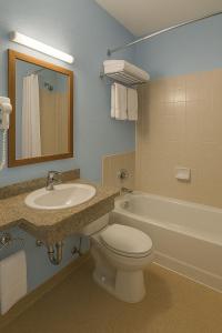 Ένα μπάνιο στο Sunset Grove Hotel