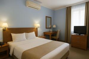 Ένα ή περισσότερα κρεβάτια σε δωμάτιο στο Sunset Grove Hotel