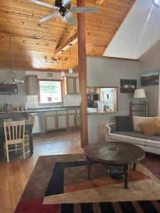 ein Wohnzimmer mit Sofa und Tisch in der Unterkunft The coziest Cedar cottage in Fayetteville