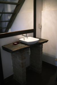 a bathroom with a sink and a mirror at Casa de Campo in Rurrenabaque