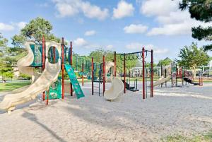 威廉斯堡The Historic Powhatan Resort的公园内的一个游乐场,有滑梯