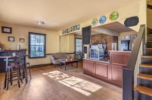 威廉斯堡The Historic Powhatan Resort的一间带厨房和客厅的房间