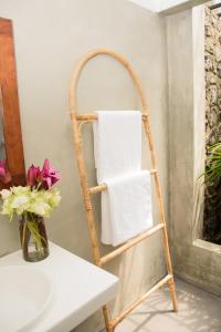 ein Handtuchhalter aus Bambus mit einem weißen Handtuch in der Unterkunft Serenity Green Unawatuna in Galle