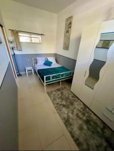 a small room with a bed and a rug at Le repaire d'Antibes atypique proche parc et mer in Juan-les-Pins