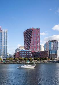 un barco en el agua con edificios en el fondo en Thrive Nest, en San Francisco