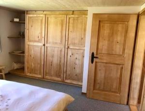 um quarto com armários de madeira, uma cama e uma porta em Scheftenau em Kappel