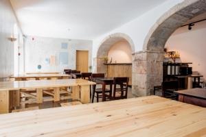 een eetkamer met houten tafels en stoelen bij INT Lisbon Suites in Lissabon +22 foto's