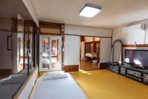 Postel nebo postele na pokoji v ubytování Dongmyo Hanok Sihwadang - Private Korean Style House in the City Center with a Beautiful Garden