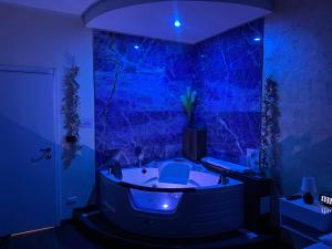 Ένα μπάνιο στο Appartamento piano terra con Idromassaggio Parco Dora-Daniele's House