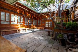 Fotografie z fotogalerie ubytování Dongmyo Hanok Sihwadang - Private Korean Style House in the City Center with a Beautiful Garden v Soulu