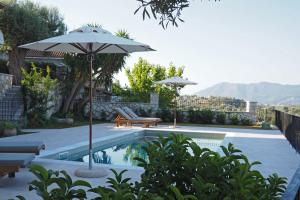 Bazén v ubytování AVLEMONAS Nature Retreat View to Lefkada nebo v jeho okolí