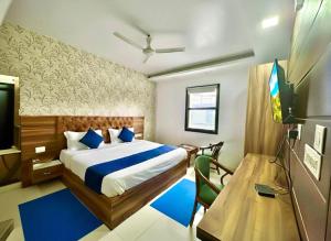 Μια τηλεόραση ή/και κέντρο ψυχαγωγίας στο Hotel Elegant Bellemount Plaza A Family Hotel