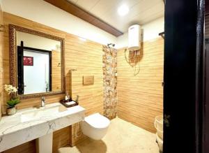 Et badeværelse på BellMount Hotel Near Delhi Airport