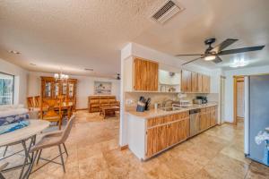 une cuisine et un salon avec une table et un canapé dans l'établissement Coral Key Escape w Waterfront Heated Pool-Spa-Direct Gulf Access, à Cape Coral