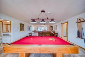une table de billard rouge dans un salon dans l'établissement Coral Key Escape w Waterfront Heated Pool-Spa-Direct Gulf Access, à Cape Coral