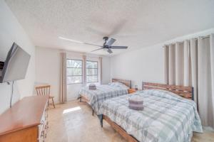 une chambre avec deux lits et une télévision à écran plat dans l'établissement Coral Key Escape w Waterfront Heated Pool-Spa-Direct Gulf Access, à Cape Coral 28 autres photos