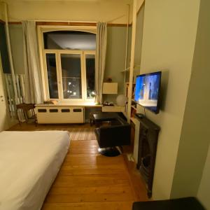 Una televisión o centro de entretenimiento en Lunatree