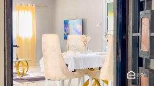 TV a/nebo společenská místnost v ubytování Emanu Guest House