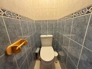 Phòng tắm tại Appartement pour 5 personnes avec cuisine équipée et balcon - FR-1-452-393