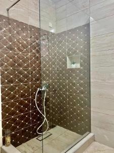 Ένα μπάνιο στο LuxuryHomeUlcinj2