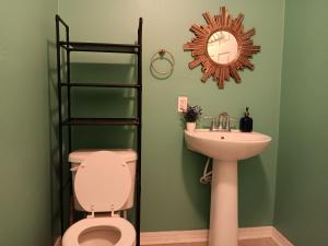 Ένα μπάνιο στο Hostel Tampa, near downtown, Ybor City, 15 minutes drive to airport