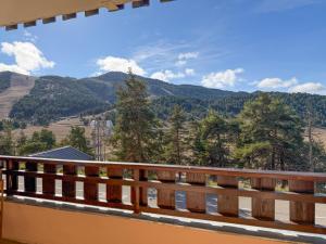 Vom Balkon eines Hauses genießen Sie Bergblick. in der Unterkunft White dream in Gréolières les Neiges