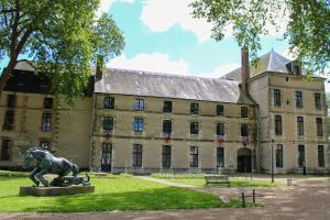 eine Statue eines Pferdes vor einem Gebäude in der Unterkunft La Casa Maje hypercentre Vendôme in Vendôme