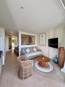 TV a/nebo společenská místnost v ubytování Blue Bay Elegant apt 1 min walk from beach