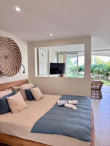 Postel nebo postele na pokoji v ubytování Blue Bay Elegant apt 1 min walk from beach