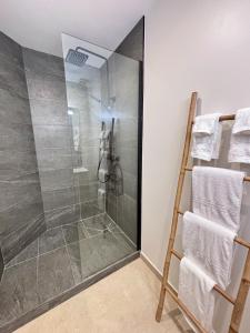 Koupelna v ubytování Blue Bay Elegant apt 1 min walk from beach