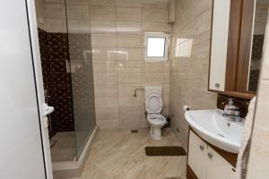 Ένα μπάνιο στο LuxuryHomeUlcinj2 +5 φωτογραφίες