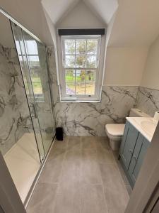 Koupelna v ubytování Gelli Genlas Farm House