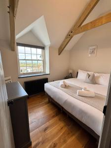 Postel nebo postele na pokoji v ubytování Gelli Genlas Farm House