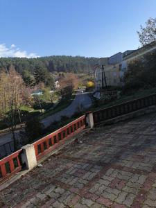 un train sur une voie ferrée avec vue sur une route dans l'établissement Apartman Lala, à Vrnjačka Banja