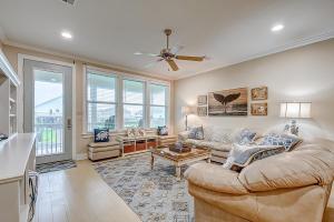 ein Wohnzimmer mit 2 Sofas und einem Deckenventilator in der Unterkunft Blessings by the Sea in Port Bolivar